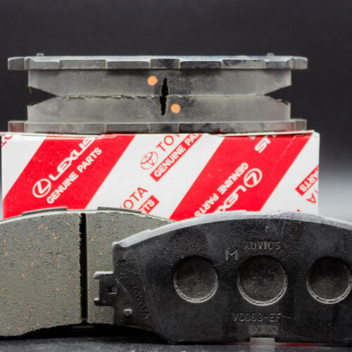 MÁ PHANH TRƯỚC TOYOTA COROLLA ALTIS CHÍNH HÃNG 04465YZZR3